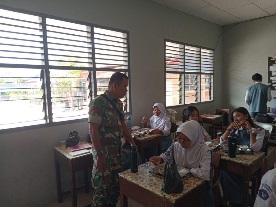 Babinsa Koramil 01/Dumai Dampingi Penyaluran Program Makanan Bergizi Gratis di Wilayah Kota Dumai