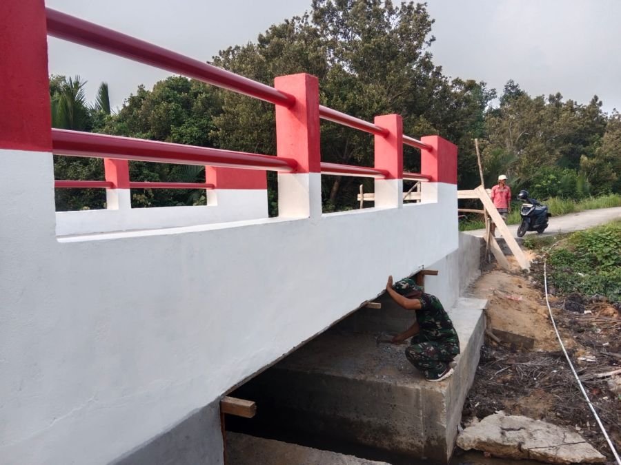 Babinsa Koramil 01/Dumai Dampingi Pembangunan Jembatan Beton di Kelurahan Purnama