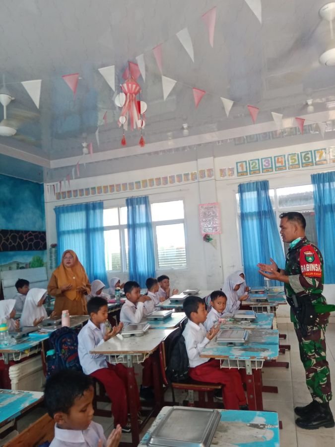 Babinsa Koramil 01/Dumai Dampingi Penyaluran Program Makanan Bergizi Gratis kepada 2.118 Penerima Ma