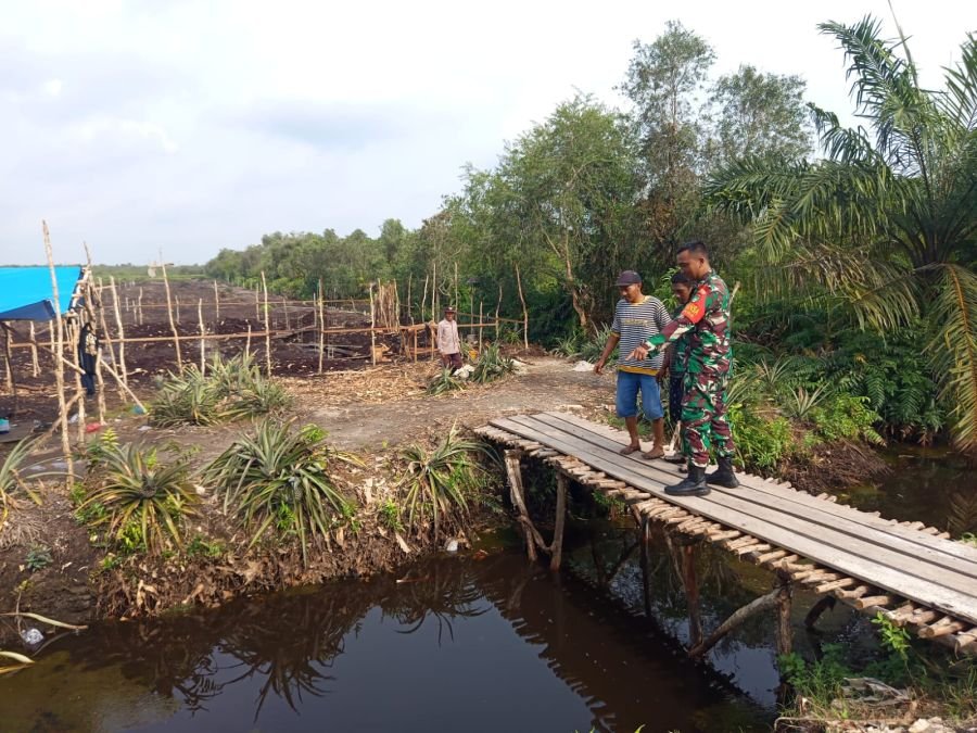 Babinsa Koramil 01/Dumai Gencarkan Patroli Karhutla dan Edukasi Banjir, Dukung Ketahanan Pangan Warg