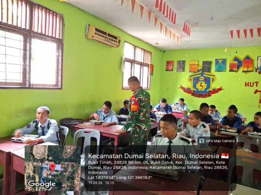 Babinsa Koramil 01/Dumai Laksanakan Pendampingan Program Makanan Bergizi Gratis di Wilayah Kota Duma