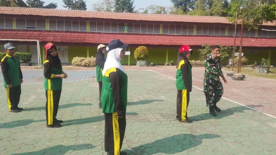 Babinsa Koramil 01/Dumai Latih Paskibraka SMA YKPP Dumai Jelang HUT Kemerdekaan RI
