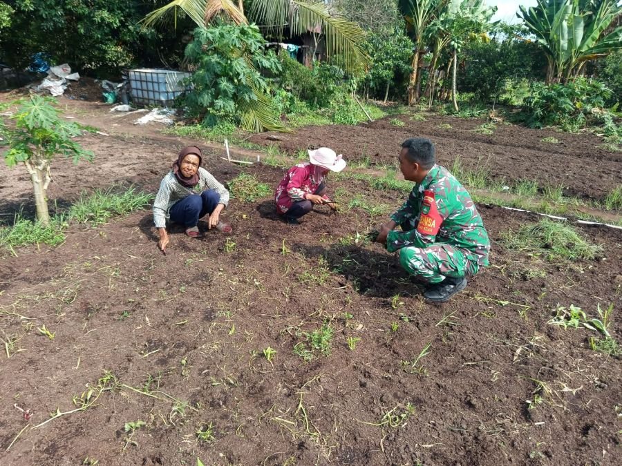 BABINSA KORAMIL 01/DUMAI PATROLI KARHUTLA, SOSIALISASI LARANGAN MEMBAKAR LAHAN DAN DAMPINGI WARGA