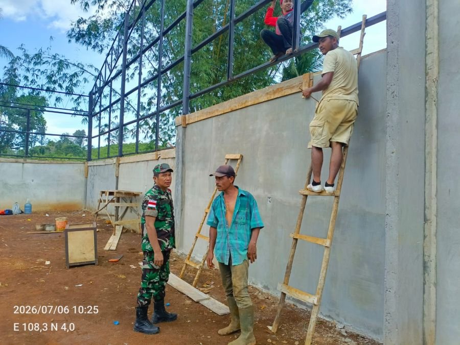 Babinsa Koramil 01/Kodim 0318/Natuna Tingkatkan Kemanunggalan TNI-Rakyat Melalui Komsos di Desa