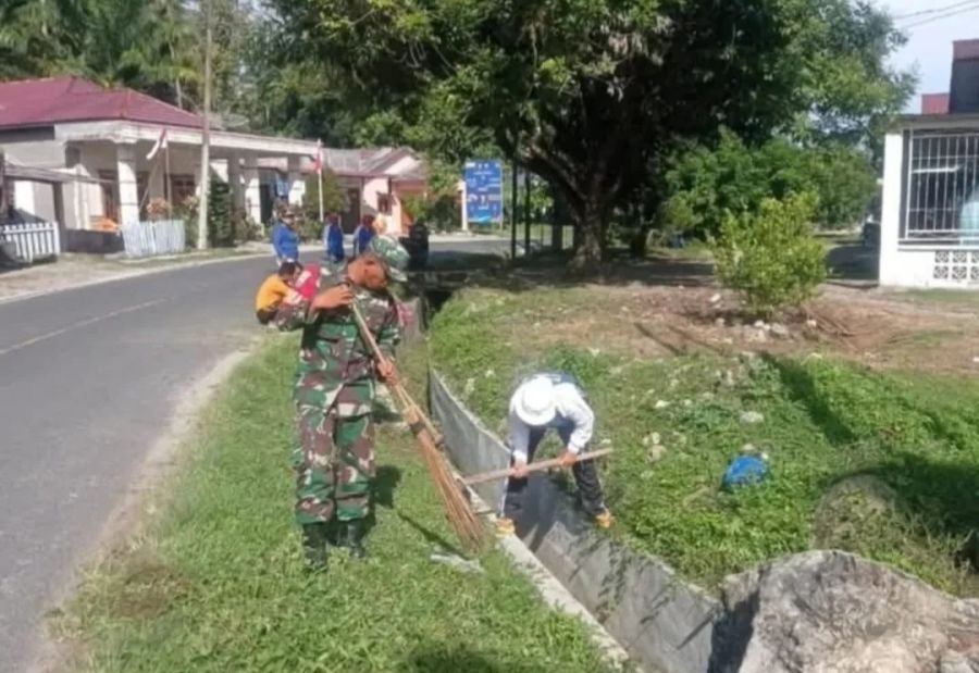 BABINSA KORAMIL 01/KOTA Bersama Warga Laksanakan Gotong Royong