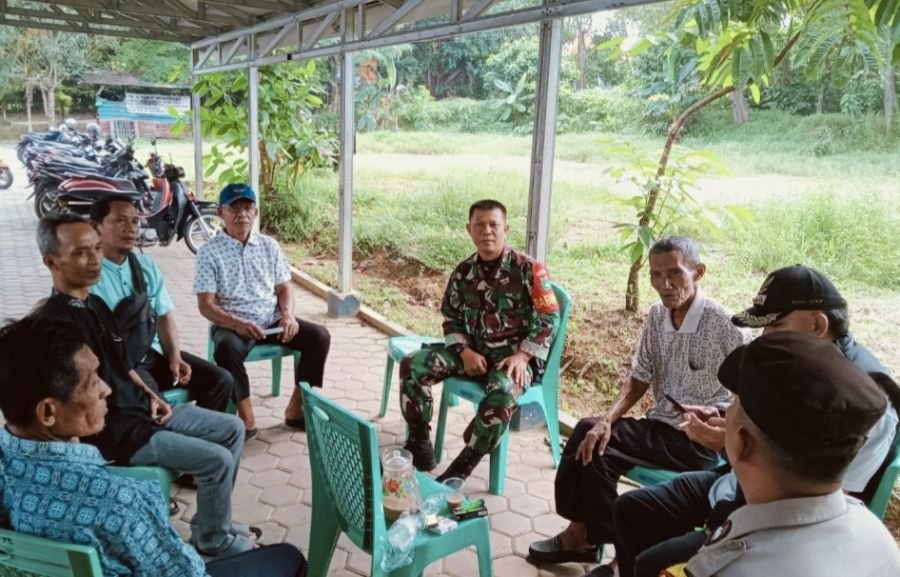 Babinsa Koramil 01/Kota Hadiri Pertemuan Forum RT/RW di halaman parkir Kelurahan Melayu Kota Piring
