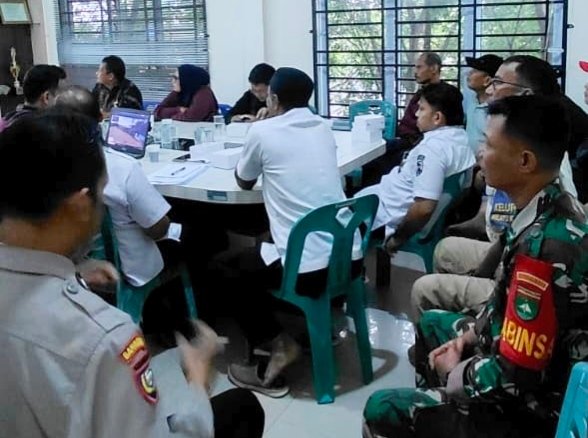 BABINSA KORAMIL 01/KOTA HADIRI RAPAT SOSIALISASI PEMASANGAN PIPA JARINGAN DISTRIBUSI UTAMA