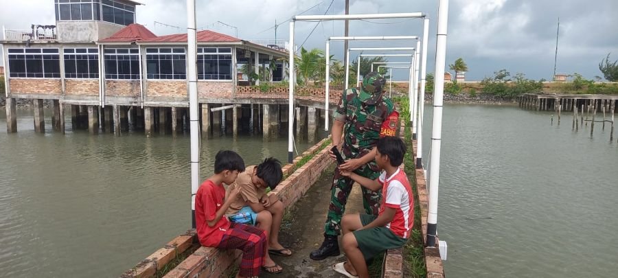 Babinsa Koramil 01/kota imbauan kepada anak-anak agar menggunakan telepon genggam (HP) secara bijak,
