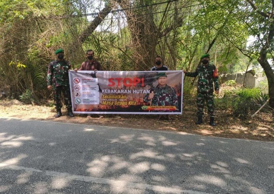 Babinsa Koramil 01/LB Perkuat Pencegahan Karhutla di Batu Ampar dan Lubuk Baja