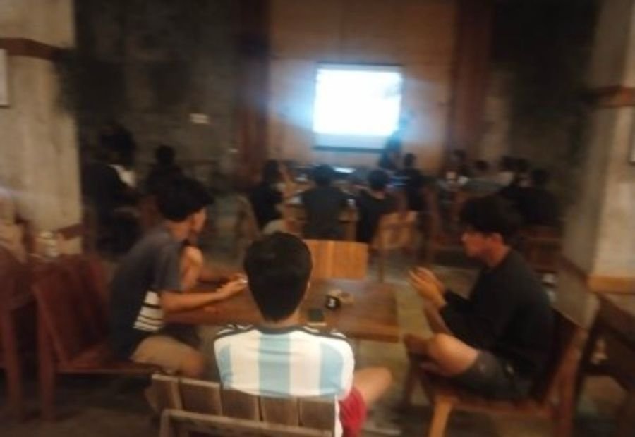 Babinsa Koramil 01/Ranai Gelar Nobar Semifinal Piala Dunia 2026 Bersama Warga di Cafe CSK