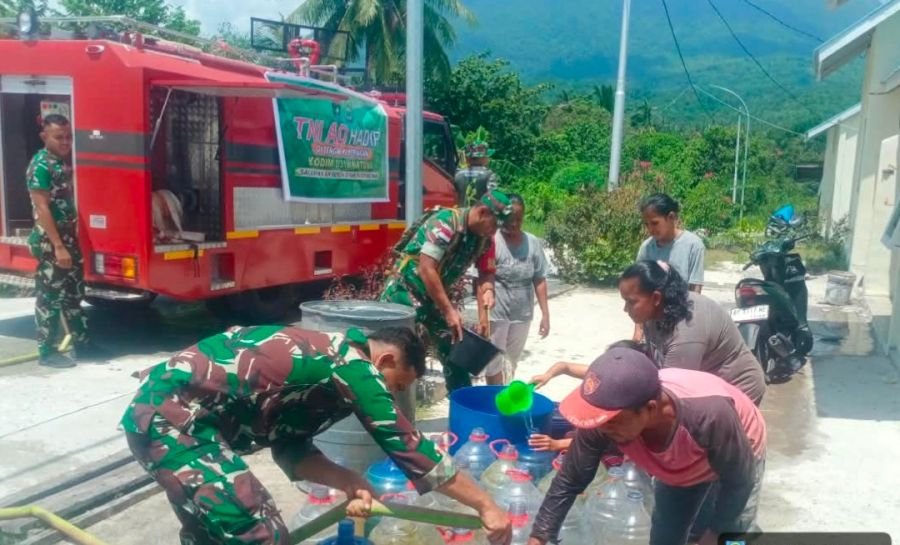 Babinsa Koramil 01/Ranai Hadir di Tengah Warga, Salurkan Bantuan Air Bersih