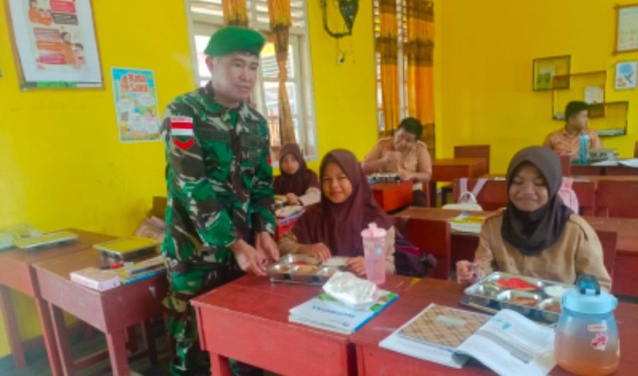 Babinsa Koramil 01/Ranai Monitoring Program Makan Bergizi Gratis di SD Negeri 002 Ranai.
