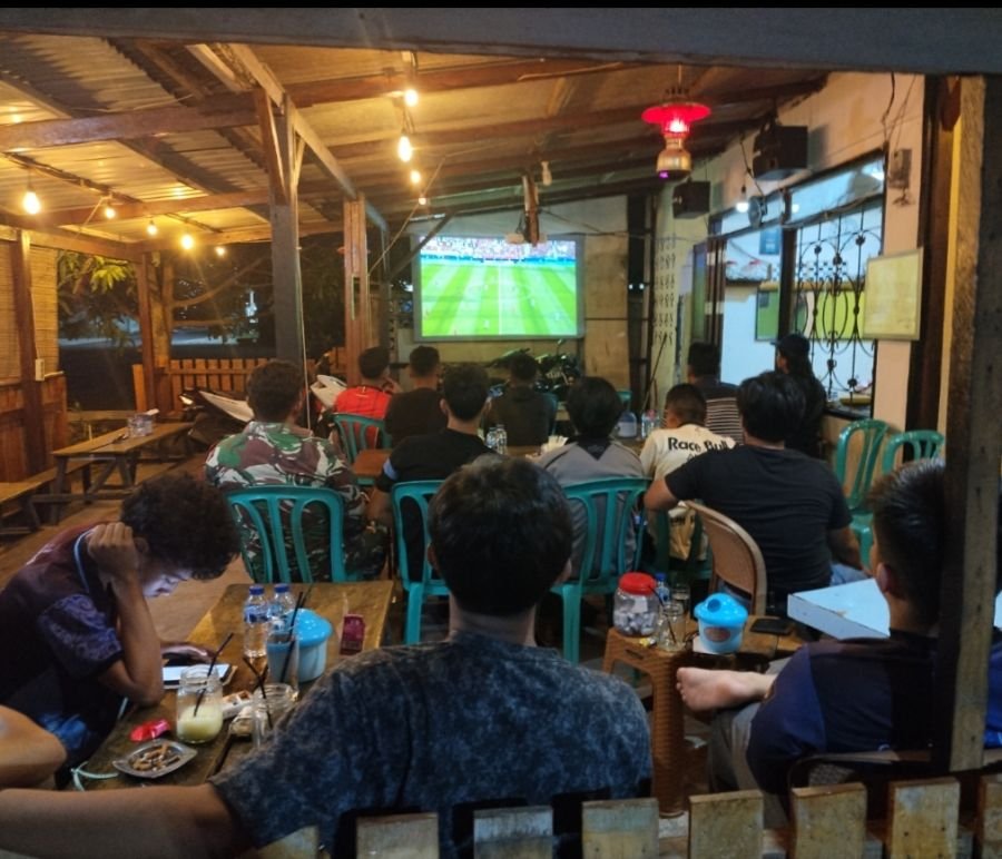 Babinsa Koramil 01/Ranai Nobar Piala Dunia Bersama Warga, Pererat Silaturahmi di Wilayah Binaan