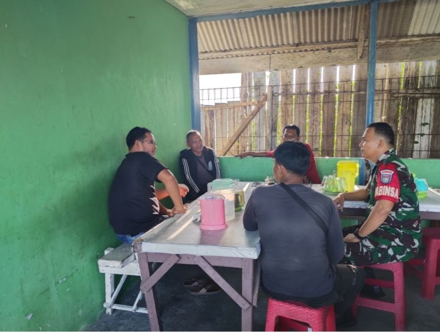 Babinsa Koramil 01/Ranai Pererat Silaturahmi Melalui Komsos Bersama Warga Kelurahan Batu Hitam