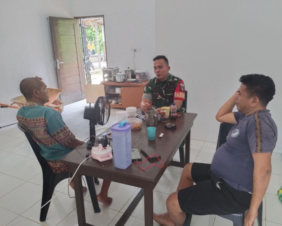 Babinsa Koramil 01/Ranai Pererat Silaturahmi Melalui Komsos Bersama Warga Kelurahan Batu Hitam