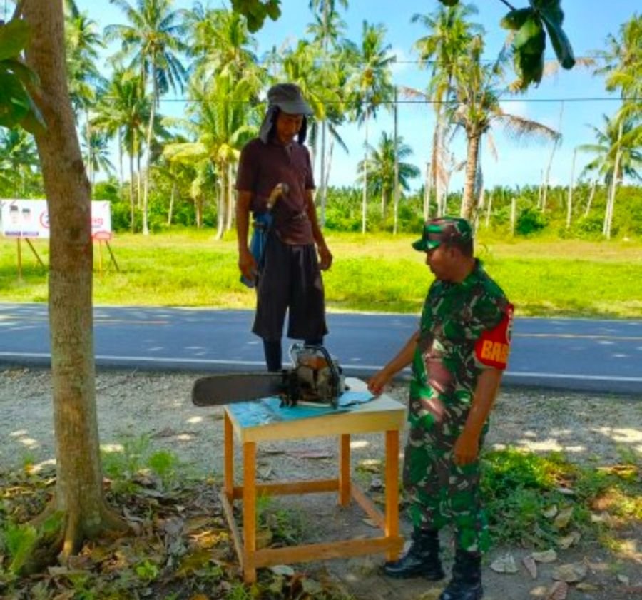 Babinsa Koramil 01/Ranai Turun Langsung Bantu Warga, Utamakan Keselamatan dalam Bekerja