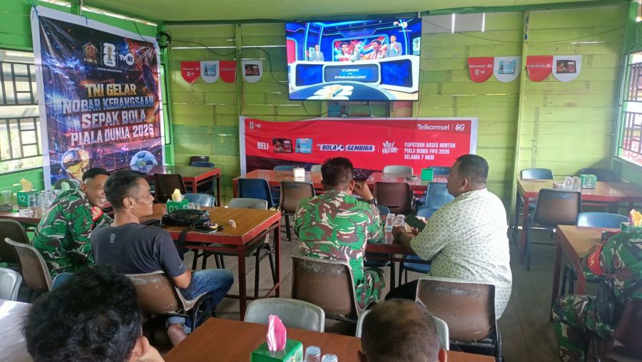 Babinsa Koramil 01/Rengat , Berbaur dengan Masyarakat di Cafe Menonton Nobar Piala Dunia 2026