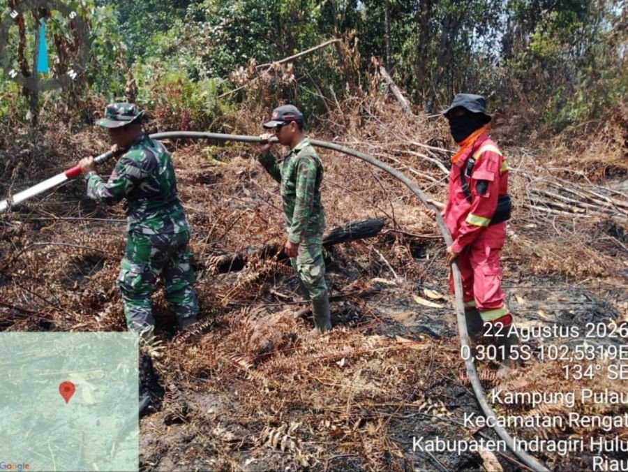 Babinsa Koramil 01/Rengat Berjibaku Padamkan Karhutla di Desa Sungai Guntung