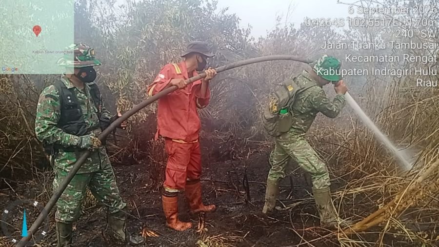 Babinsa Koramil 01/Rengat Bersama Tim Satgas Padamkan Karhutla