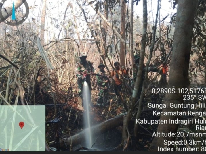 Babinsa Koramil 01/Rengat Bersama Tim Gabungan Padamkan Karhutla diDesa Sungai Guntung Hilir