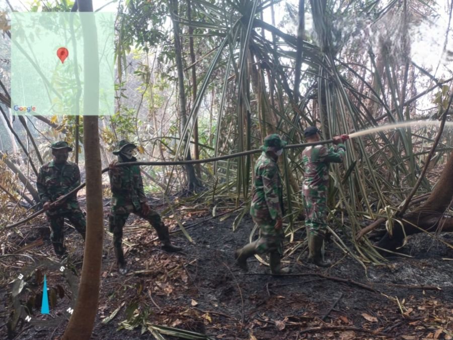 Babinsa Koramil 01/Rengat Bersama Warga Laksanakan Pemadaman karhutla