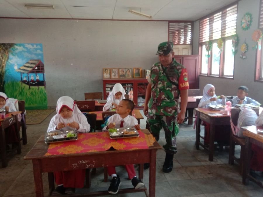 Babinsa Koramil 01/Rengat Dampingi Penyaluran Makan Gizi Gratis Disekolah