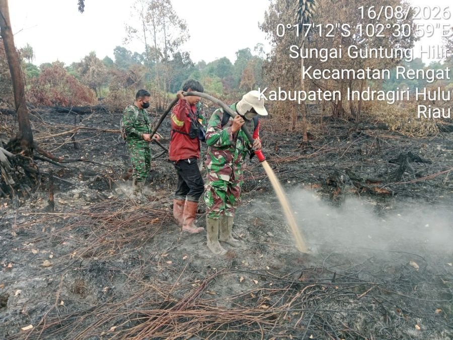 Babinsa Koramil 01/Rengat dan Tim Gabungan Berjibaku Padamkan Karhutla
