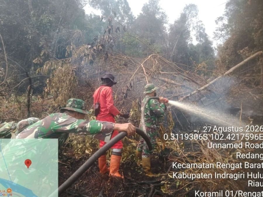 Babinsa Koramil 01/Rengat dan Tim  Satgas Berjibaku Jinakkan Karhutla