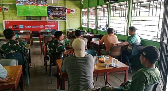Babinsa Koramil 01/Rengat Gelar Nobar Piala Dunia Bersama Warga