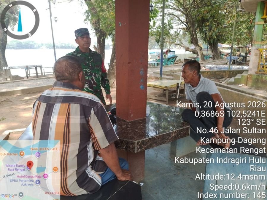 Babinsa Koramil Rengat Perkuat Komsos, Jaga Kekompakan dengan Warga