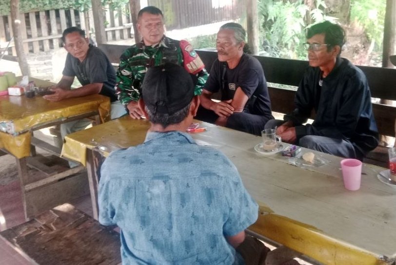 Babinsa Koramil 01/Rengat Kodim 0302/Inhu Komsos Dengan Masyarakat Desa Binaan