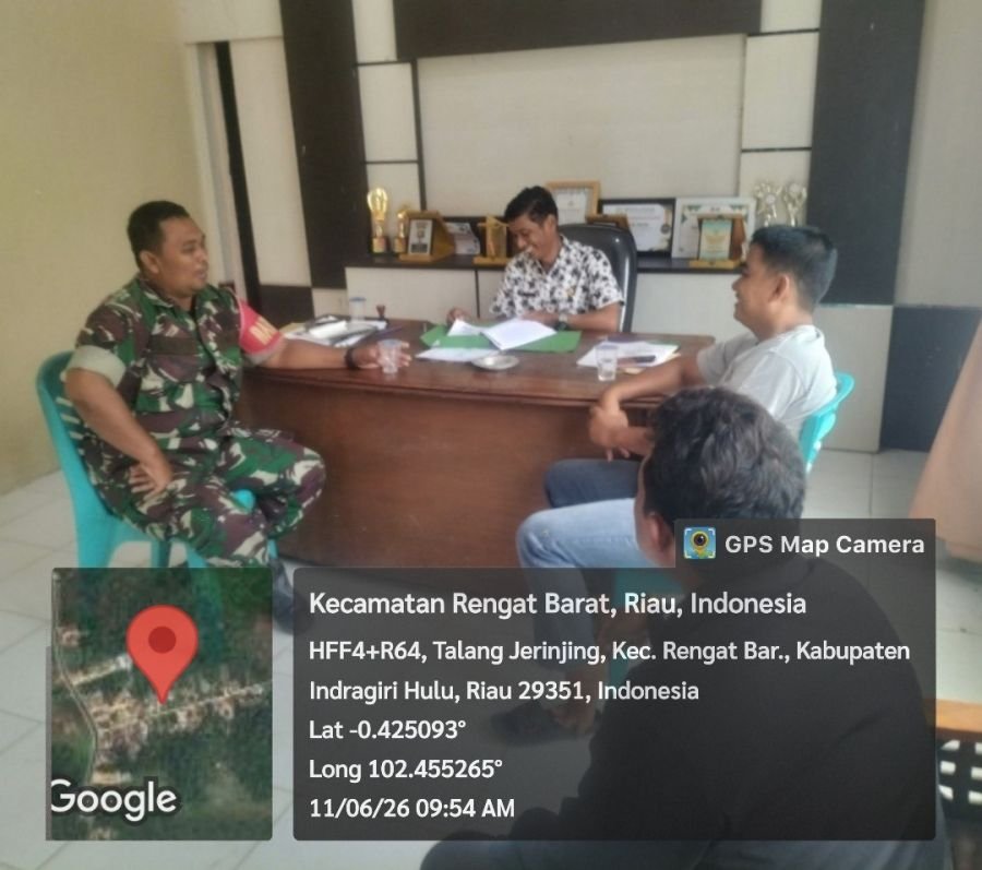 Babinsa Koramil 01/Rengat Komsos Dengan Perangkat Desa Talang Jerinjing