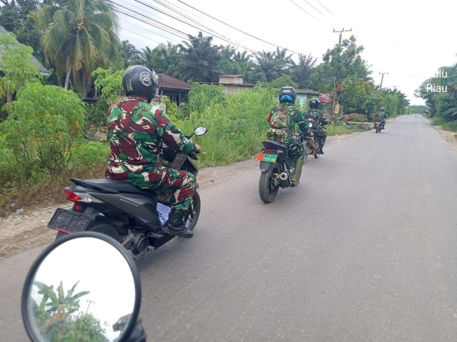 Babinsa Koramil 01/Rengat Laksanakan Patroli Dan Sosialisasi Di Wilayah Desa Suka Jadi