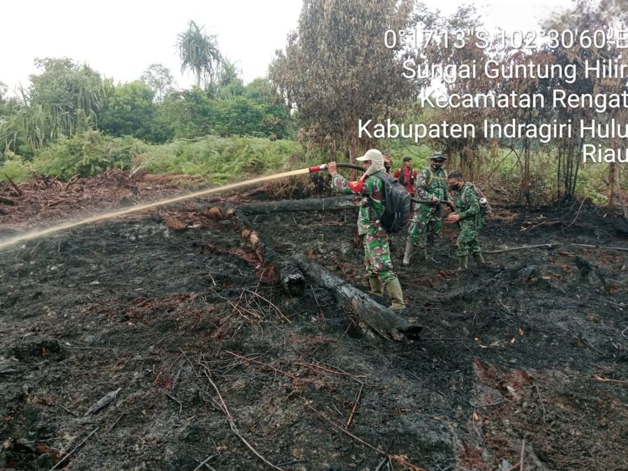 Babinsa Koramil 01/Rengat Laksanakan Pemadaman Karhutla Di Desa Sungai Guntung Hilir