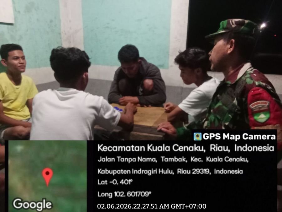 Babinsa Koramil 01/Rengat Manfaatkan komsos Malam Dipos Siskamling