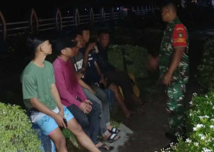Babinsa  koramil 01/Rengat melaksanakan potroli malam Serta Memberi Himbauan Kepada Para Pemuda Desa