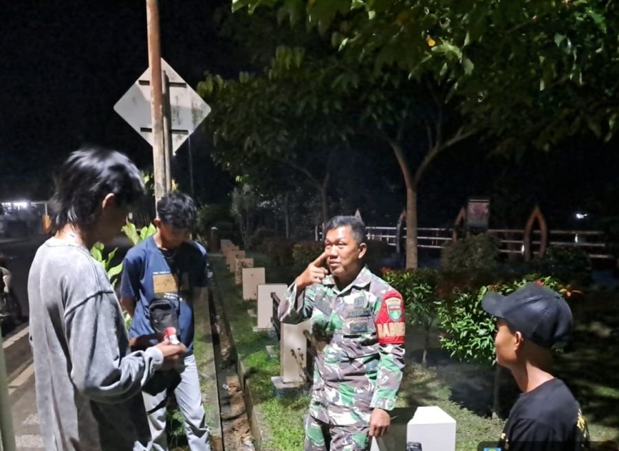 Babinsa Koramil 01/Rengat Melaksanakan Patroli Malam Di wilayah Binaan.