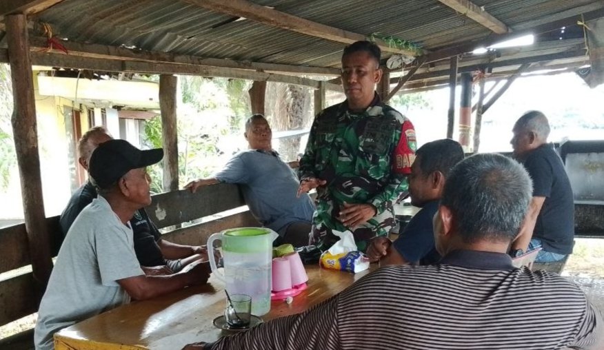 Babinsa Koramil 01/Rengat Melaksanakan Komsos Dengan Warga Binaan