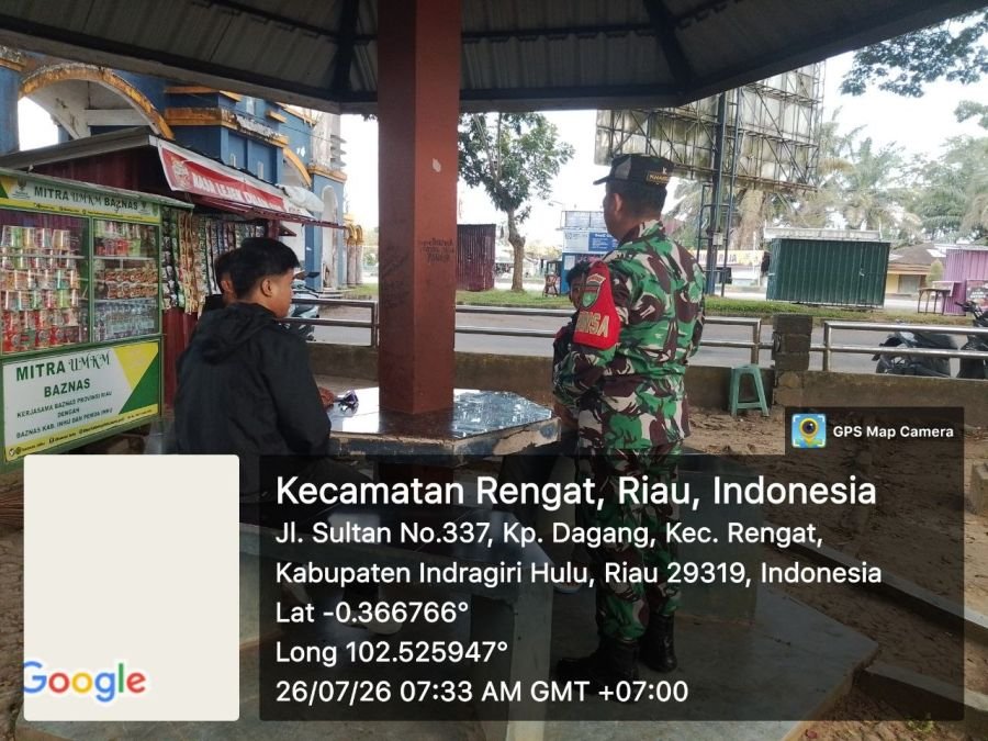 Babinsa Koramil 01/Rengat Melaksanakan Komsos dengan warga di desa binaan.
