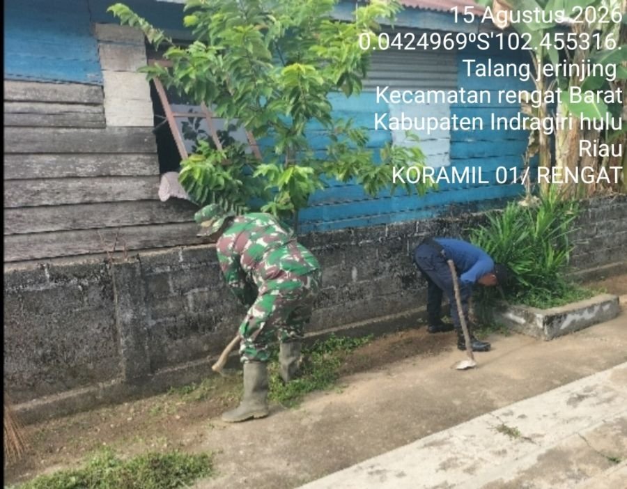 Babinsa Koramil 01/Rengat Melaksanakan Karya Bakti di Musholla