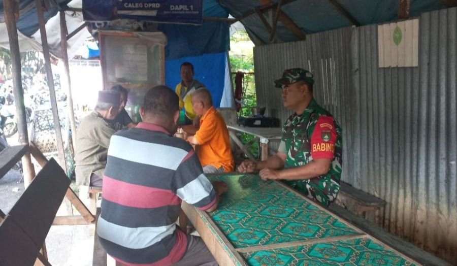 Babinsa Koramil 01/Rengat Melaksanakan Komsos Dengan Warga Binaan Didesa Kuala Cenaku