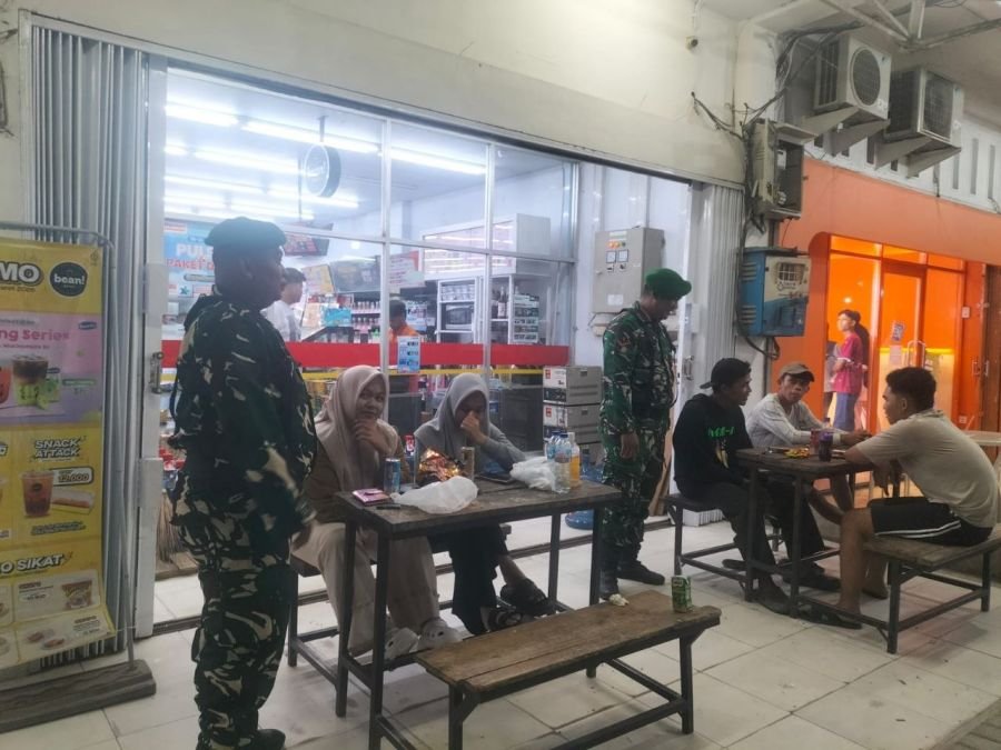 Babinsa Koramil 01/Rengat Melaksanakan Patroli Siskamling Di Sekitar Kelurahan Pematang Reba