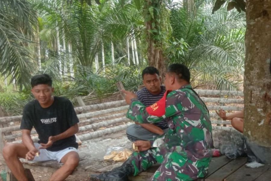 Babinsa Koramil 01/Rengat Melaksanakan Komsos Dengan Warga Binaan