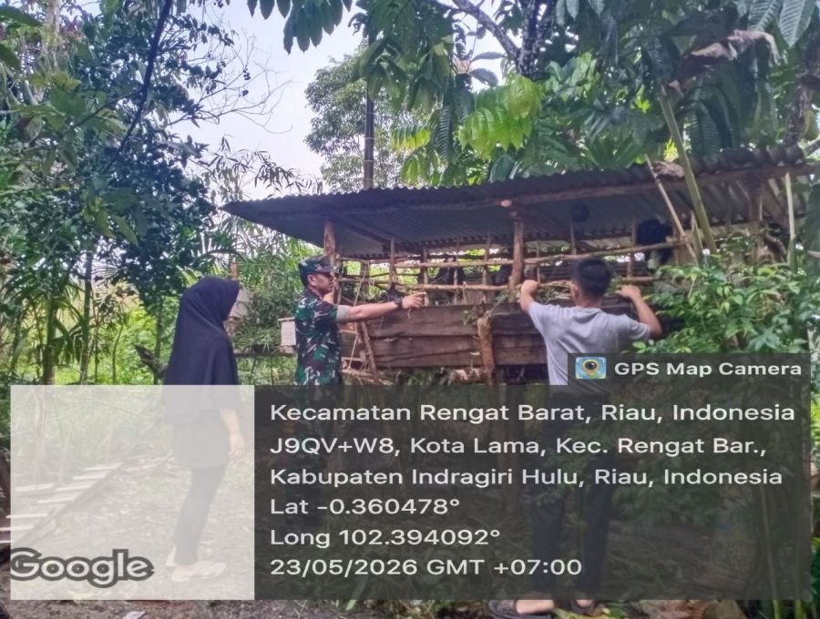 Babinsa Koramil 01/Rengat Melaksanakan Komsos Dengan Peternak Kambing