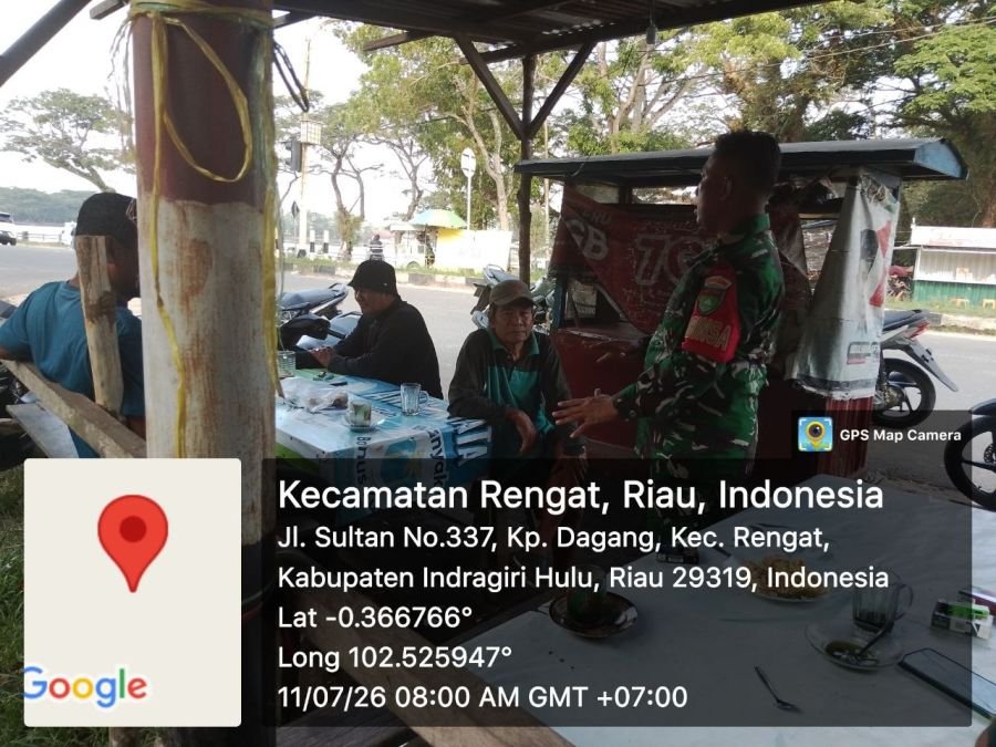 Babinsa Koramil 01/Rengat Melaksanakan Komsos Dengan Warga Desa Binaan.