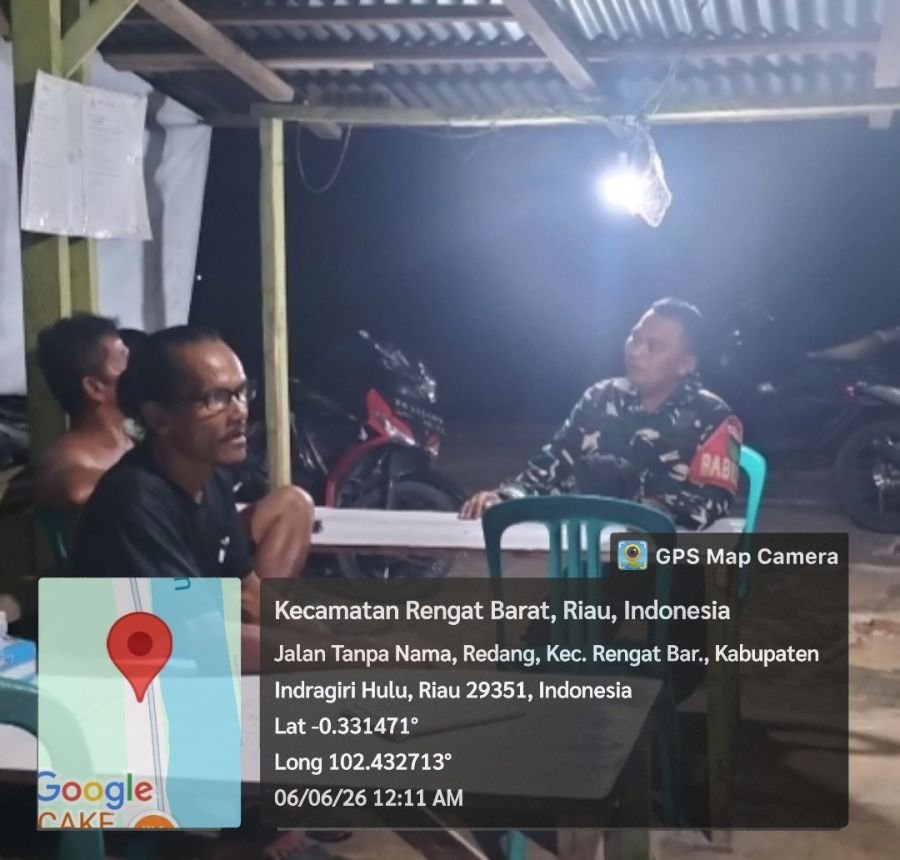 Babinsa Koramil 01/Rengat Melaksanakan Patroli siskamling Untuk Menjaga Keamanan
