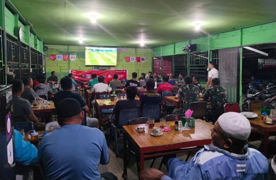 Babinsa Koramil 01/Rengat Melaksanakan Nobar Piala Dunia 2026 Guna Memperkokoh Silaturahmi
