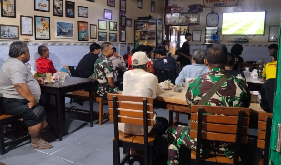 Babinsa Koramil 01/Rengat Nobar Piala Dunia Bersama Warga Kelurahan Pasar Kota