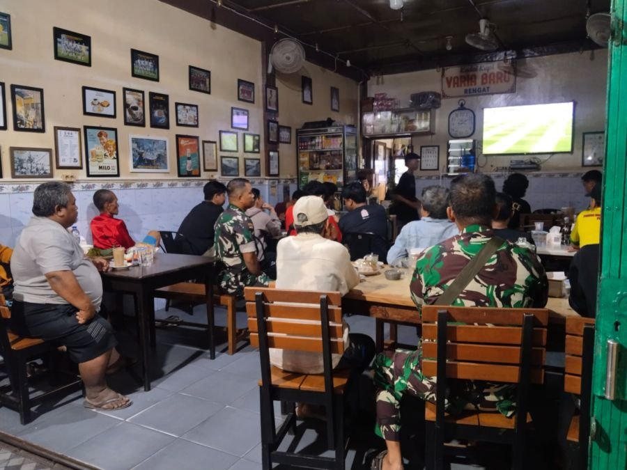 Babinsa Koramil 01/Rengat Nobar Piala Dunia 2026 Bersama Warga di warung Kopi Varia Baru