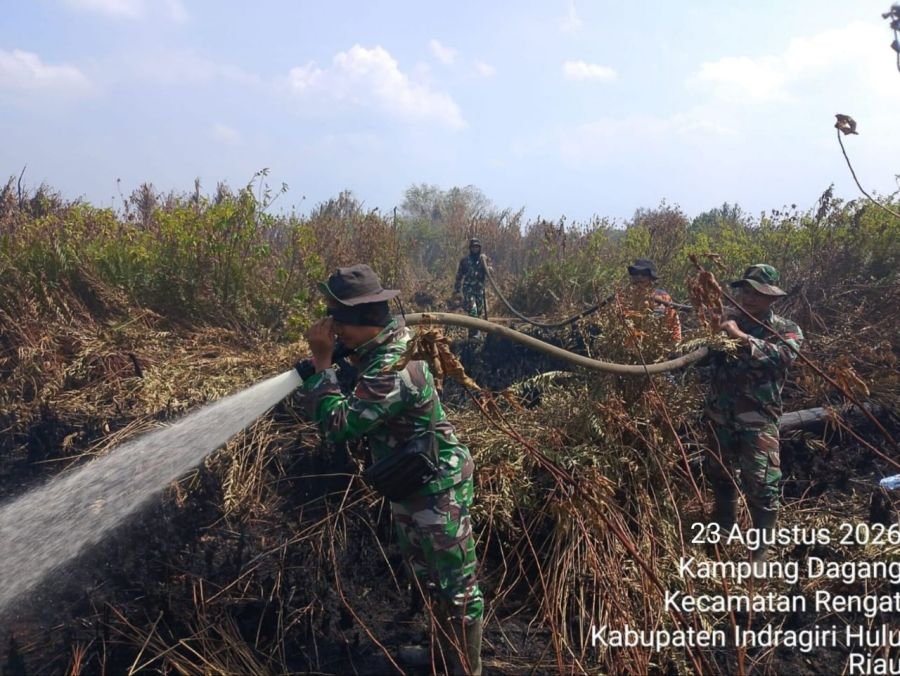Babinsa Koramil 01/Rengat Pantang Menyerah Sebelum Padamkan Karhutla di Desa Sungai Guntung Hilir